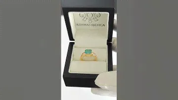 Anillo de oro amarillo con esmeralda y diamantes.