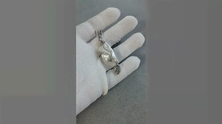 Асимметричные серьги из серебра с барочной жемчужиной #украшенияручнойработы #wirewrap #jewelry