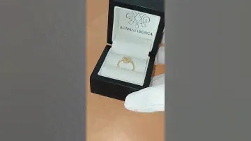 Anillo corazón de oro amarillo con diamantes.